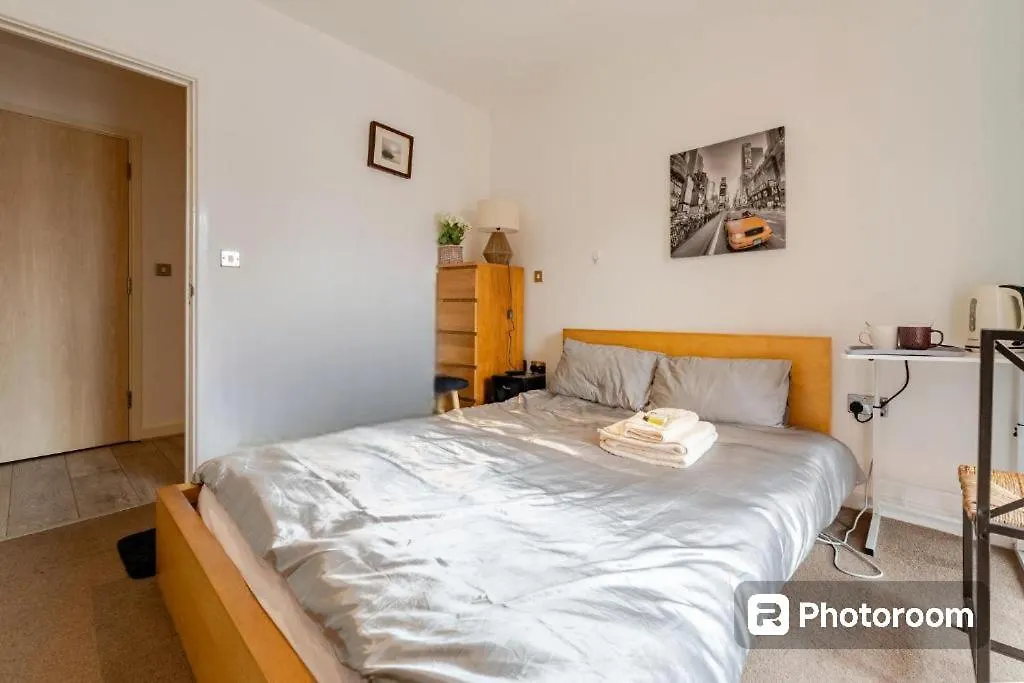 Room In Cardiff City Center - Swiftstay Homestay